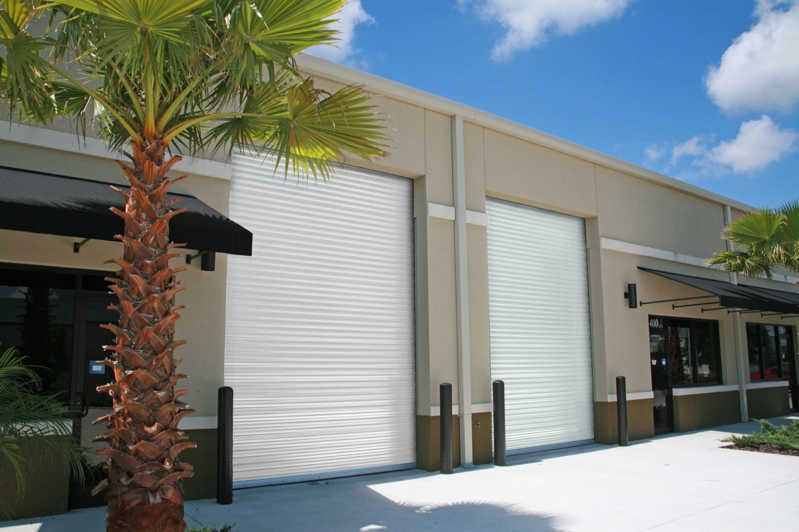 White Janus 3400 Series Miami-Dade certified door on a storefront
